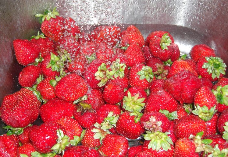 On lave les fraises