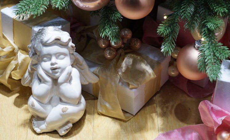 L'ange au pied de l'arbre